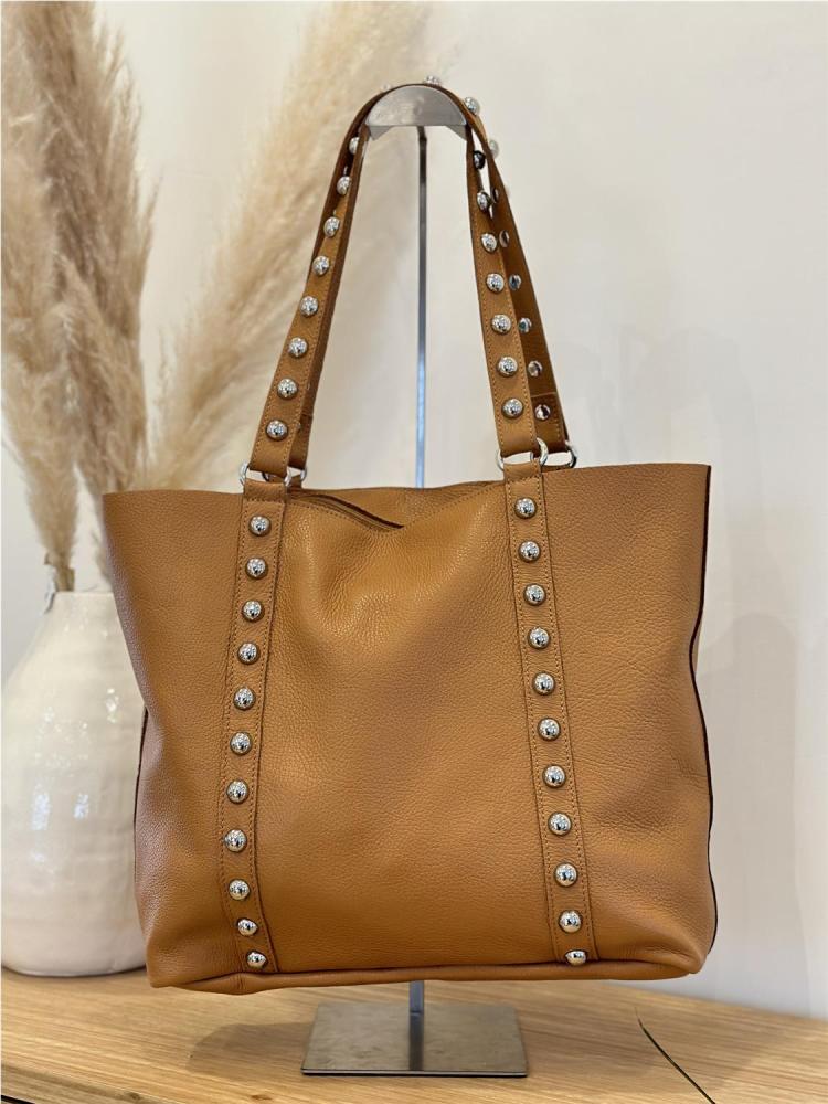 BOLSO SHOPPER TACHAS CAMEL2