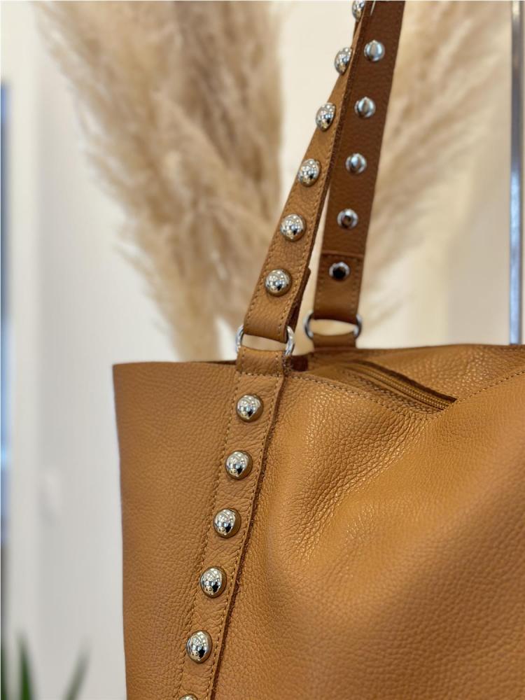 BOLSO SHOPPER TACHAS CAMEL2 2