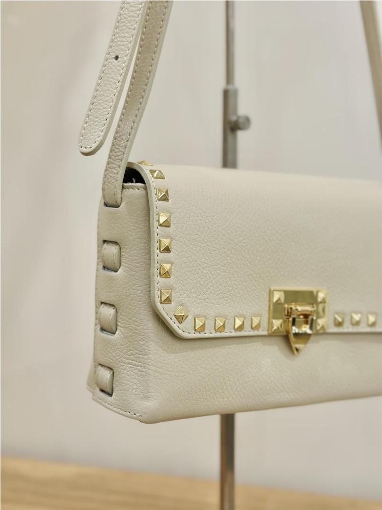 BOLSO TACHAS CREMA 2