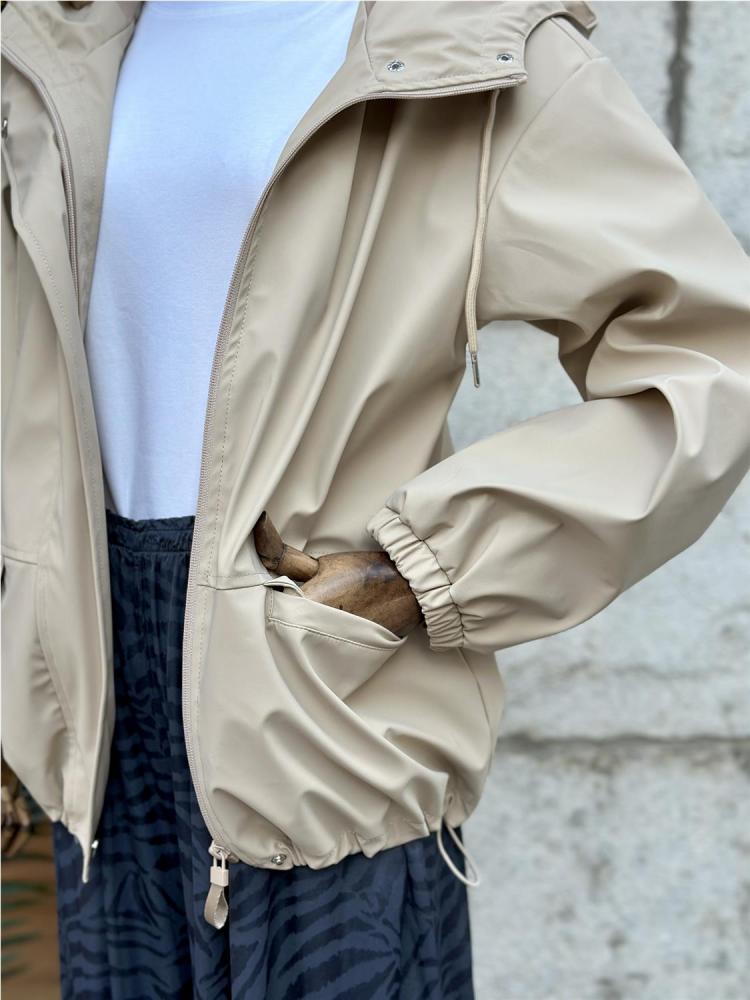 CHAQUETA CHUBASQUERO BEIGE 2