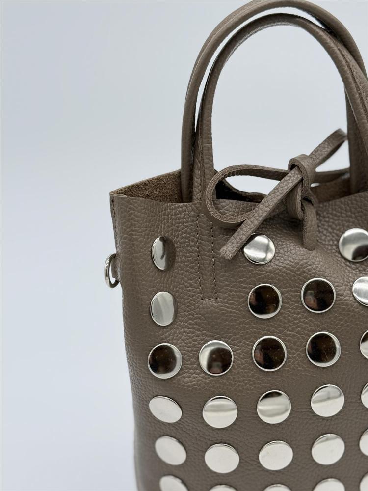 BOLSO PIEL TACHAS TAUPE 2